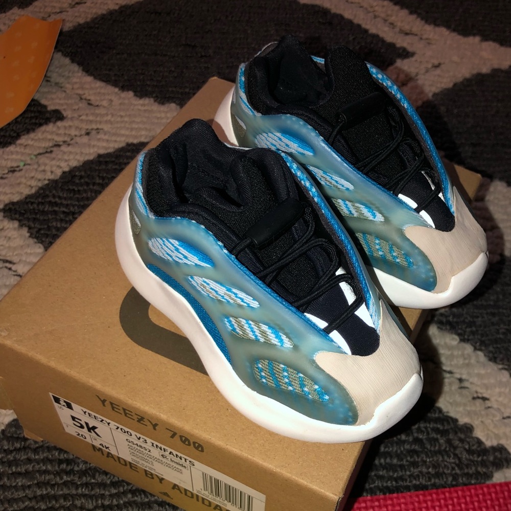 Yeezy 700 V3 5C